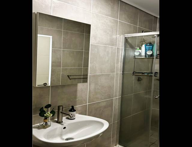 1 BEDROOM APARTMENT TO LET IN ADMIRALS PARK